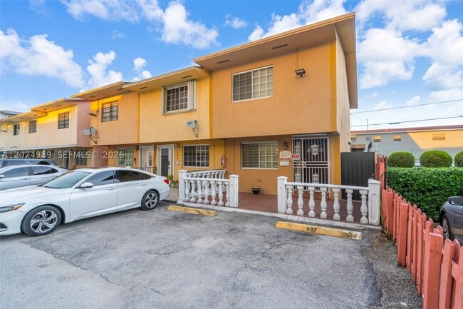 Photo - 627 W 68th St