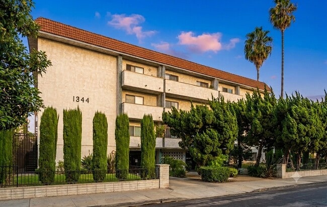 Building Photo - 1344 N Martel Ave Unit 306