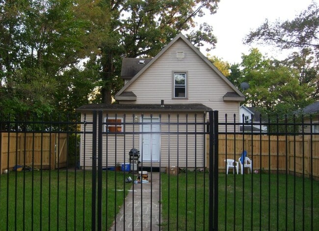 Photo - 1135 Bissell St