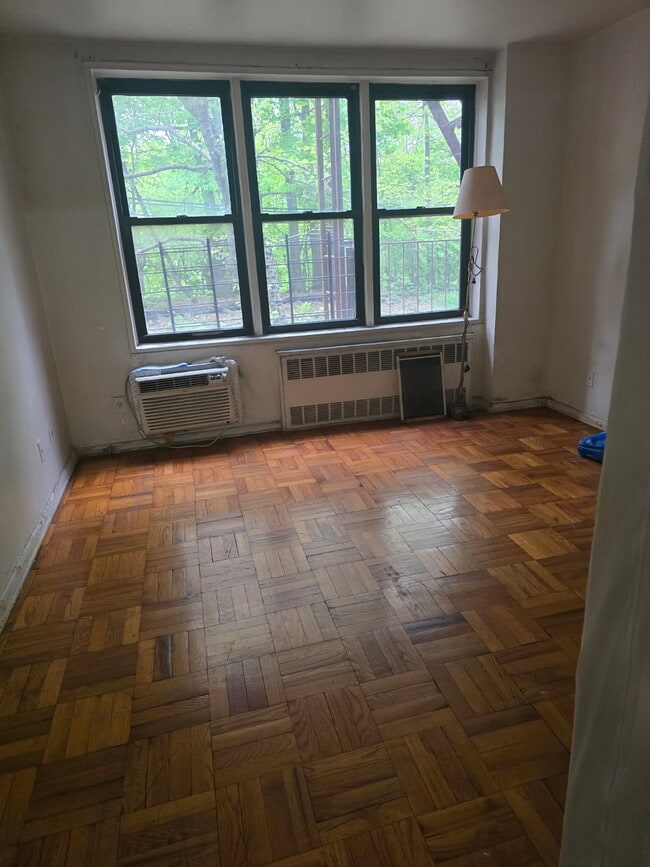 Photo - 41-42 73rd St