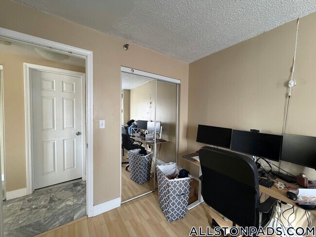 Photo - 15 N Beacon St Unidad 704
