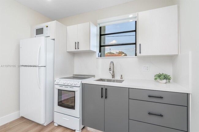 Building Photo - 8421 SW 27th Terrace Unit 0