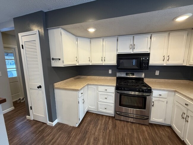 Photo - Welcome to this charming 3-bedroom, 2-bathroom home located in the heart of East Grand Forks, MN.