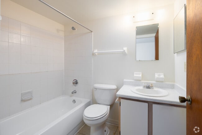 2BR, 2BA - 953SF - Primary Bathroom