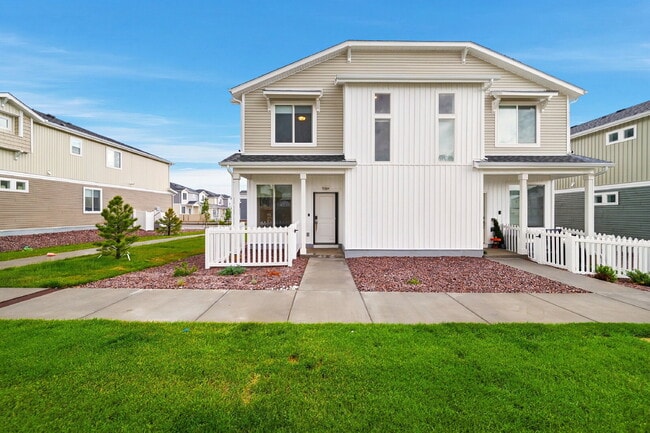 Building Photo - $2,295.95 4 bed, 2.5 bath located in Colorado Springs with a washer and dryer.
