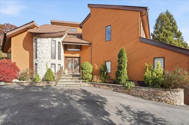 Photo - 1605 Justin Pl