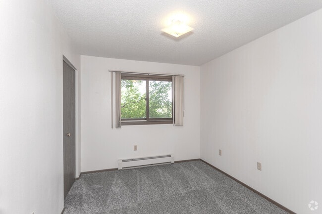 2BR, 1BA - 890SF