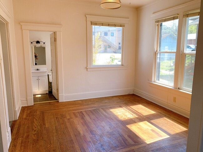 Photo - Classic 4 bdrm/2 bath High St home, right in the heart of Student Row! Unidad 1112 High St