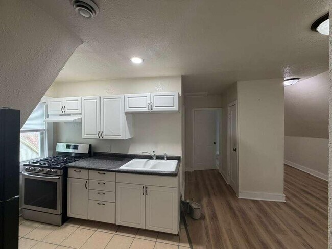 2213-2215-2215 N Holton St