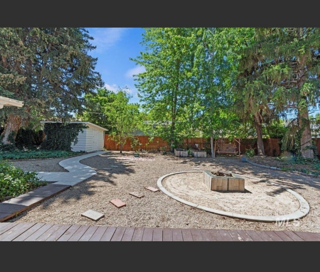 Building Photo - 425 W Pine Ave