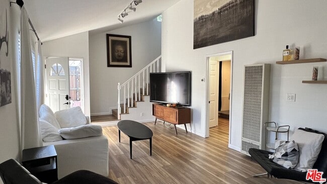 Building Photo - 813 5th Ave