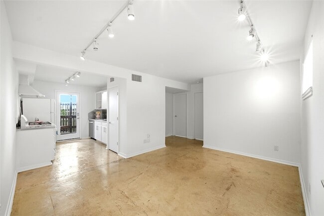 Photo - 217 E 12th St Unidad 3