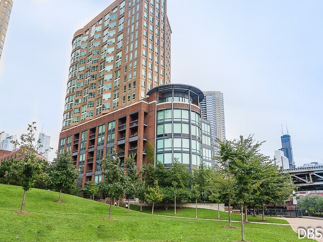 Building Photo - 600 N Kingsbury St Unit 1007 Rental