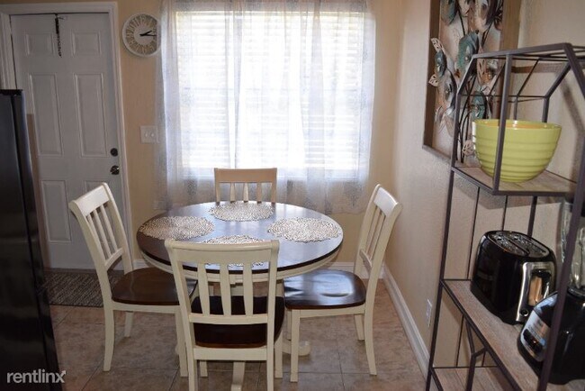 Photo - 2 br, 1 bath Apartment - 17 SW Hideaway Pl