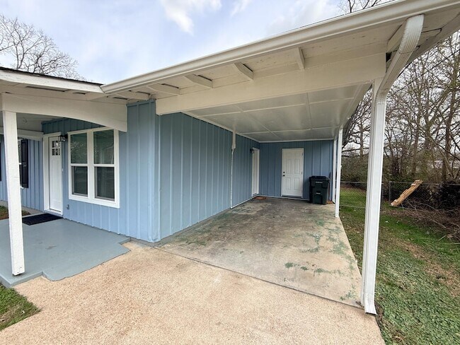 Photo - 205 Robert E Lee St