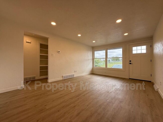 Photo - 2006 6th St NE