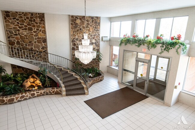 Photo - 18 E Old Willow Rd