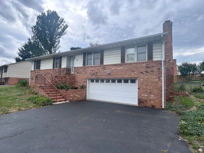 Building Photo - Spacious 3 Bedroom Home Close to JMU, EMU & Downtown Harrisonburg!