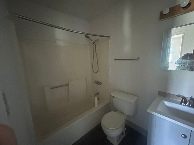 Photo - Charming 3 bed 1 bath house!