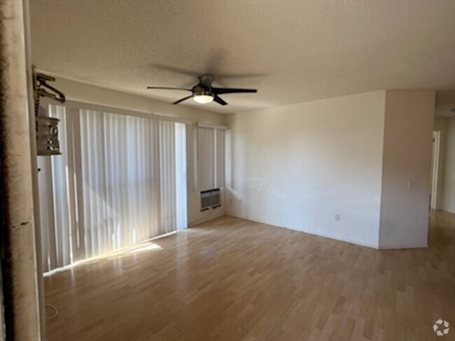 Building Photo - 2 Bedroom / 1.5 Bath upstairs Unit 15H Rental