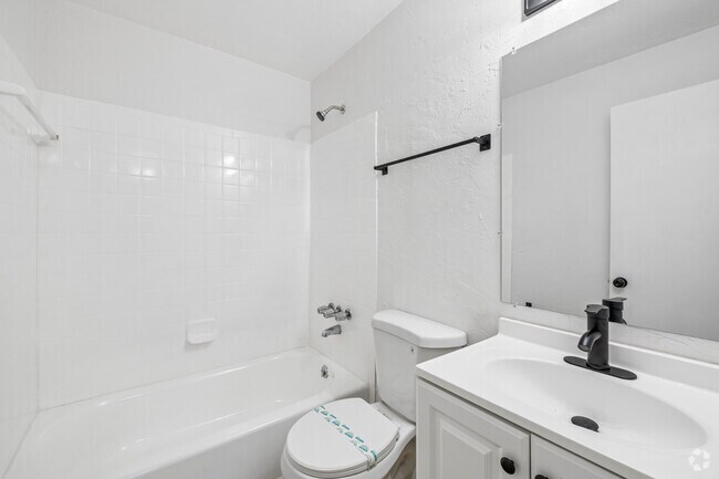 1BR, 1BA - 530SF - Bathroom