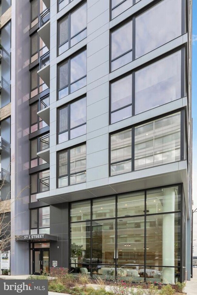 37 L St SE