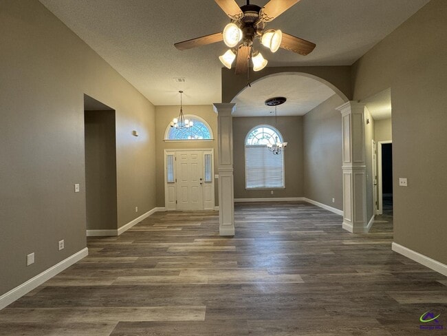 Photo - 106 Daventry Ln