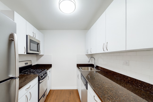 Photo - 250 W 12th St