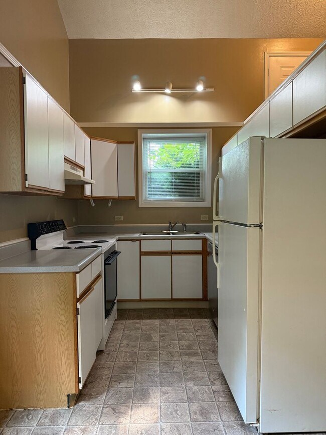Photo - 3 bedroom, 2 bathroom duplex on Bloomingto...