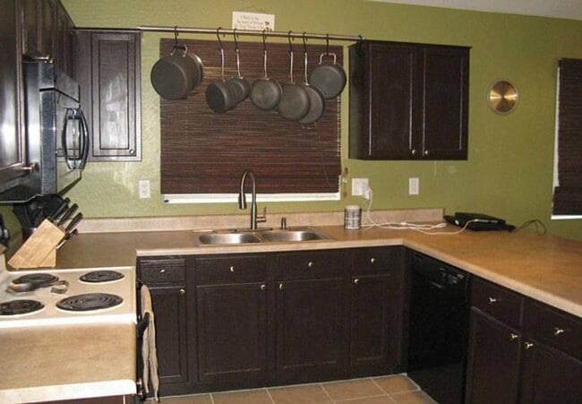 Photo - 4 Bedroom, 2 Bath Available NOW!!