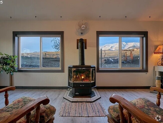 Building Photo - 608 E Wallowa Ave Rental