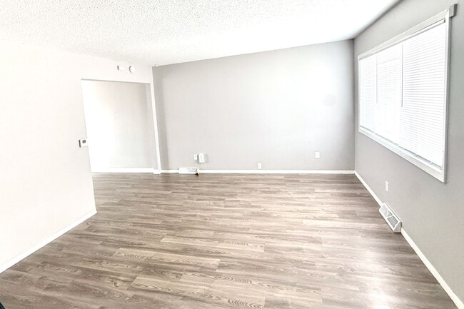 Photo - 5438 N Division St