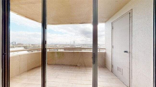 Building Photo - 3525 Sage Rd Unit 1404