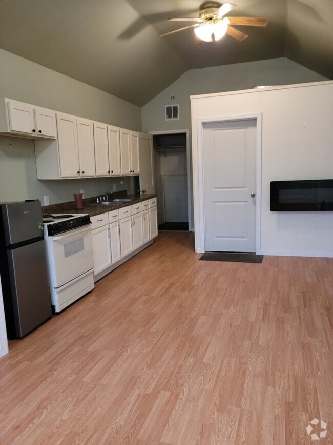 Building Photo - 921 1st St Rental
