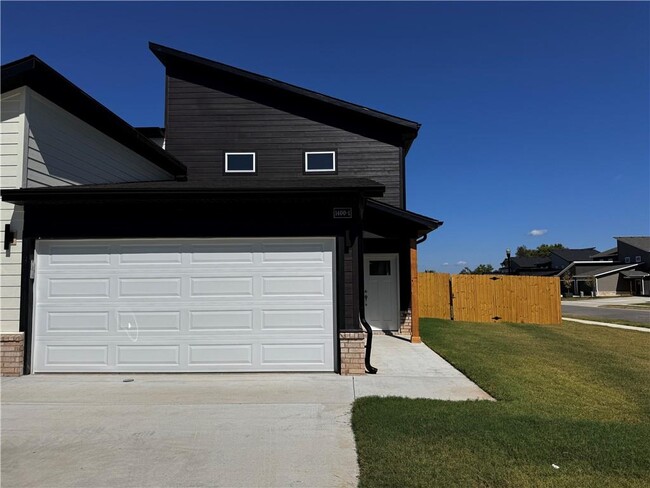 Photo - 1400 SW Poigai Wy Townhome