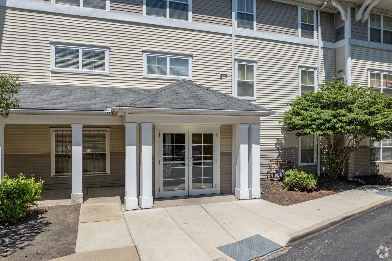 Entrance - Glenhaven Apartments