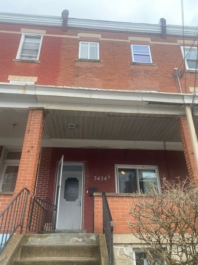 Building Photo - 3424 1/2 Ward St Unit 2