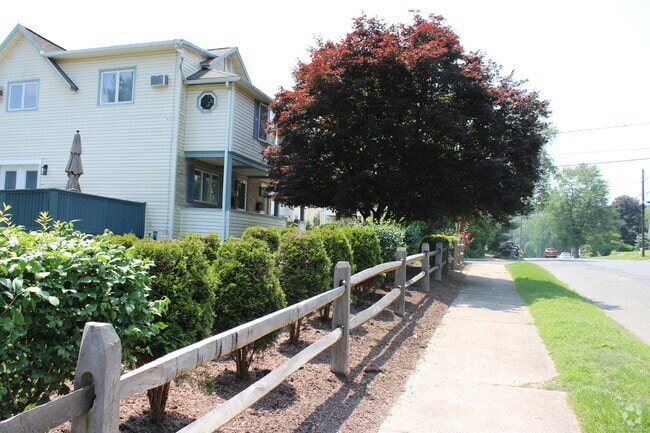 Building Photo - 99 Curtiss St Rental