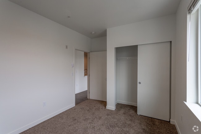 2BR, 1BA - 842 SF
