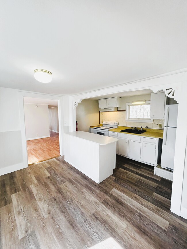 Building Photo - 3 bedofrd st bath Unit 3 Rental