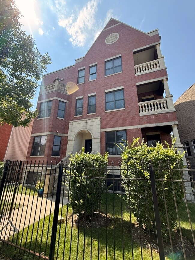 Building Photo - 3862 S Lake Park Ave Unit 1s