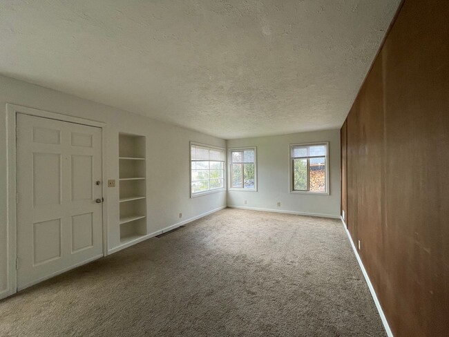 Photo - 2Bd 1 Ba Classic NE Portland Home With Fenced Backyard! Washer/Dryer Hookups.