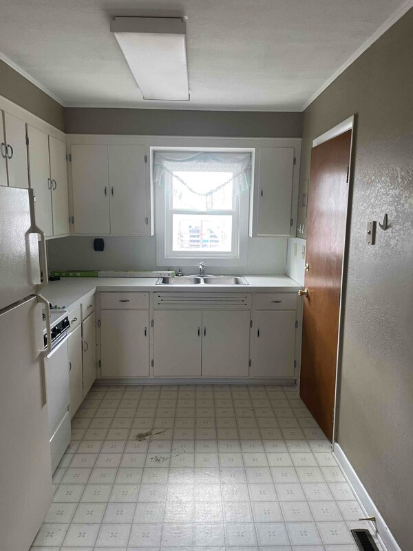 Photo - 104 8th Ave SW