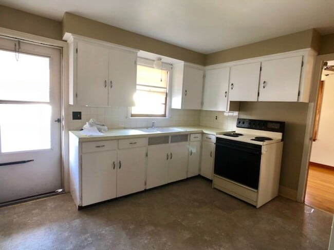 Photo - WOODLAND - Brick, 2 Bedroom Duplex, Move-In Ready! Unit 600