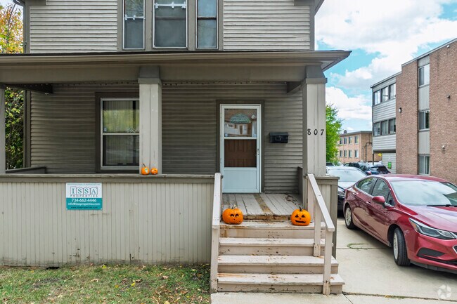 807 S Main St