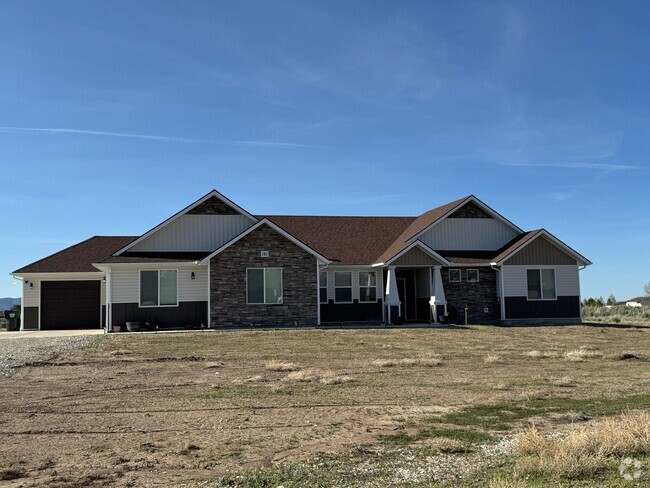 Building Photo - Executive 4-Bedroom Home for Rent