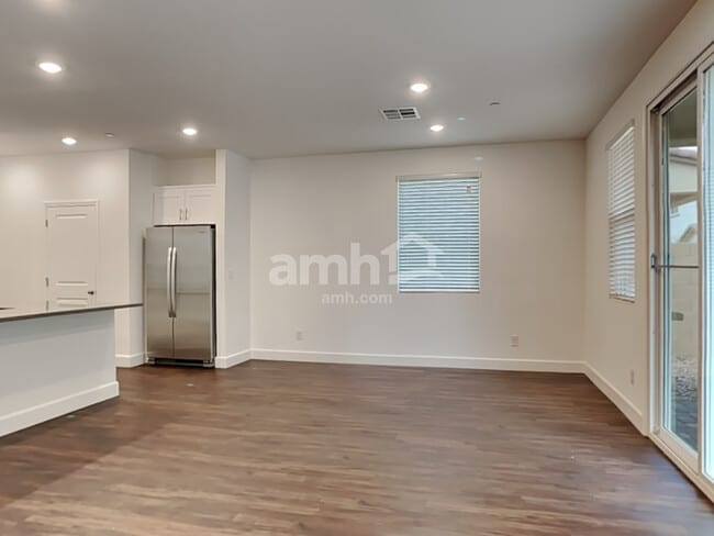 Photo - 136 Charmante Tulip Ln