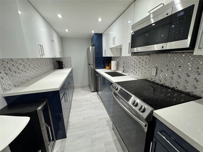 Building Photo - 1251 NE 108th St Unit 816-816 Rental