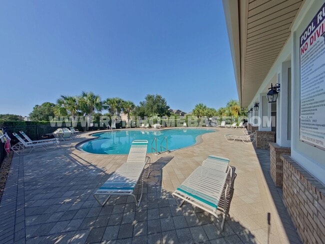 Building Photo - Move-In Special! Charming Rental Townhome ...