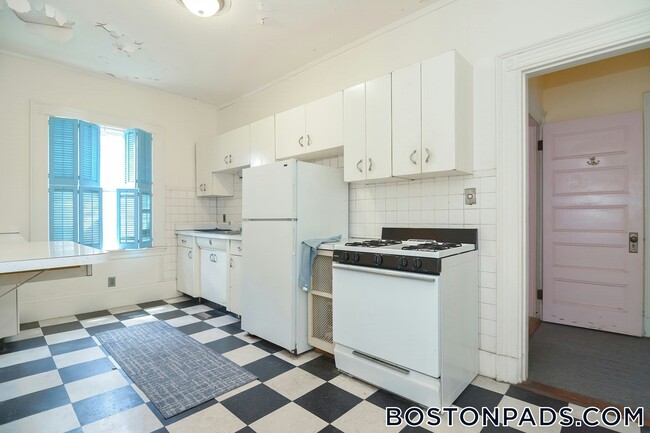 Building Photo - 923 Beacon St Unit 3